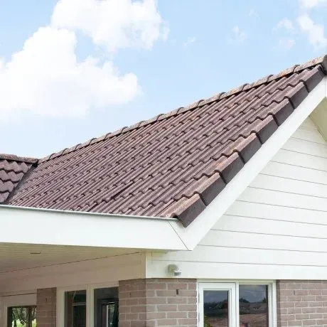 Dakrand met boeidelen en windveren van een moderne woning.