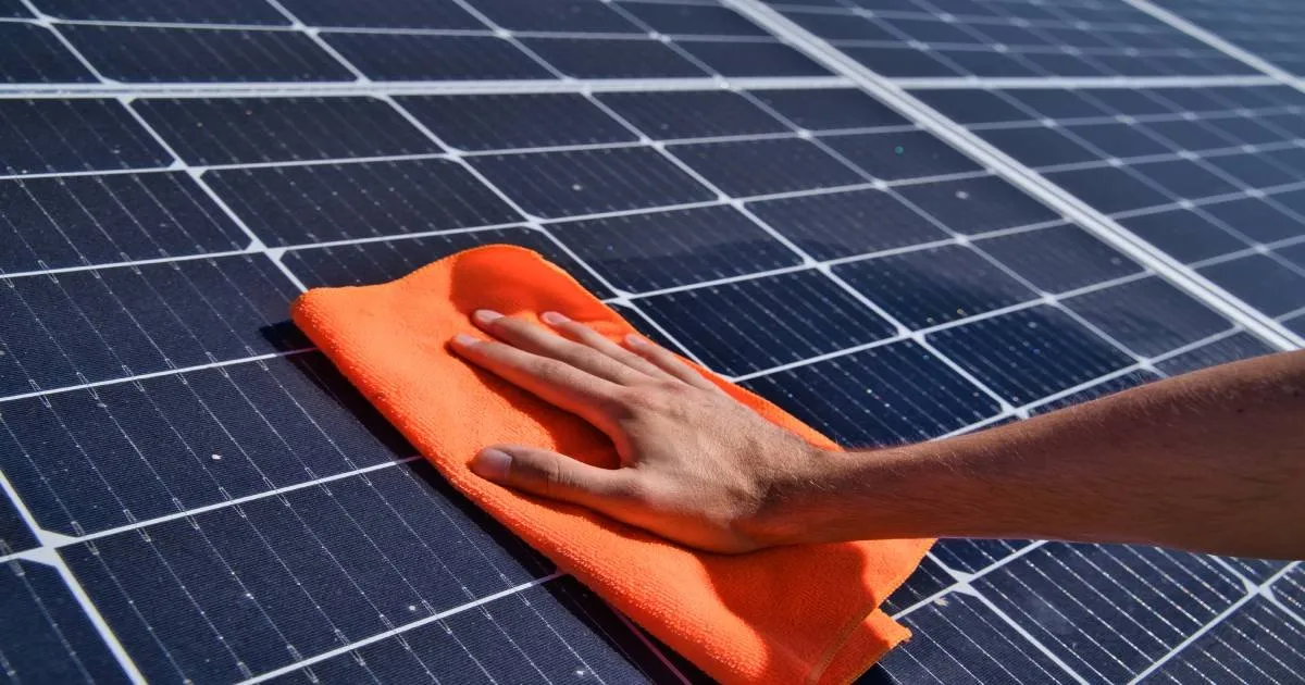 Schone zonnepanelen op een dak in de zon.