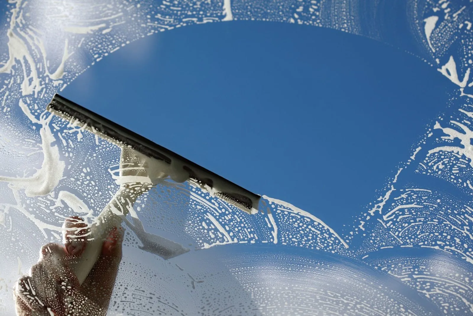 Schoon, helder glas van een gebouw na professionele glasbewassing.